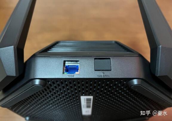 小米万兆路由器外观延续了ax9000的经典太空堡垒id设计,黑色外观,机身