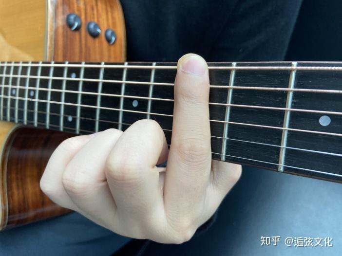 吉他初学者一定要知道的正确握琴手势