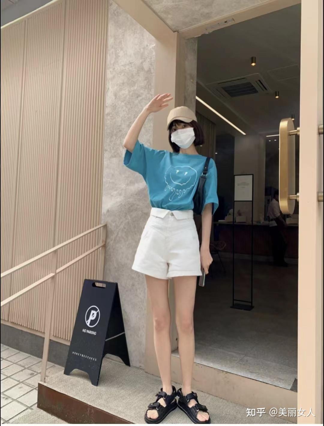 白色短裤怎么搭配上衣和鞋子好看