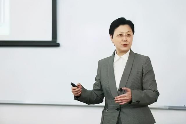 的人通常是比较严肃,内敛的,可任咏华却是一个颜值与才华双高的奇女子