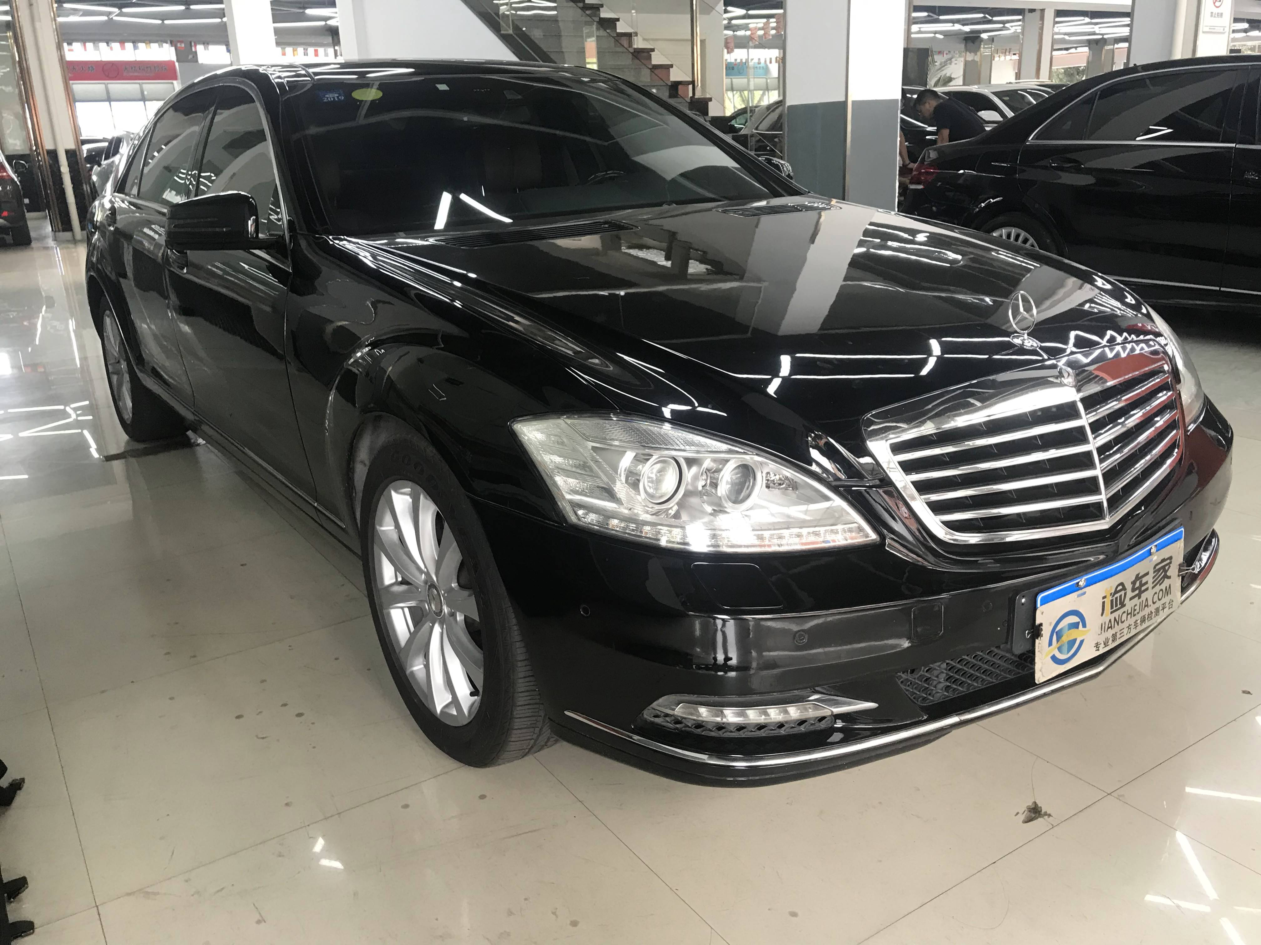 新车100万的奔驰s300如今只卖30万车商想看底盘先交诚意金