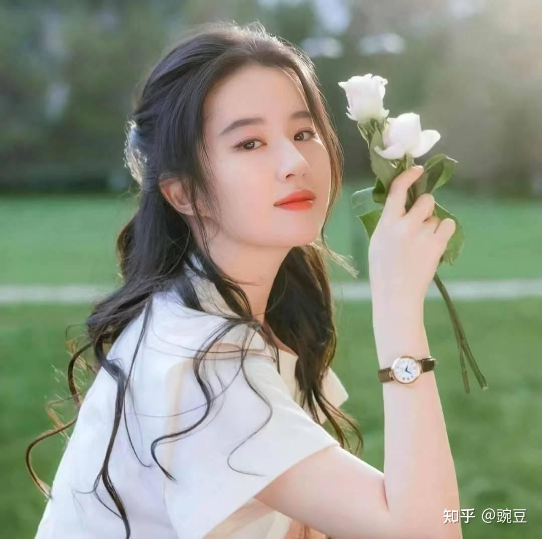 刘亦菲彭冠英背后抱吻戏曝光!评论区炸锅,真实感情经历却很淡