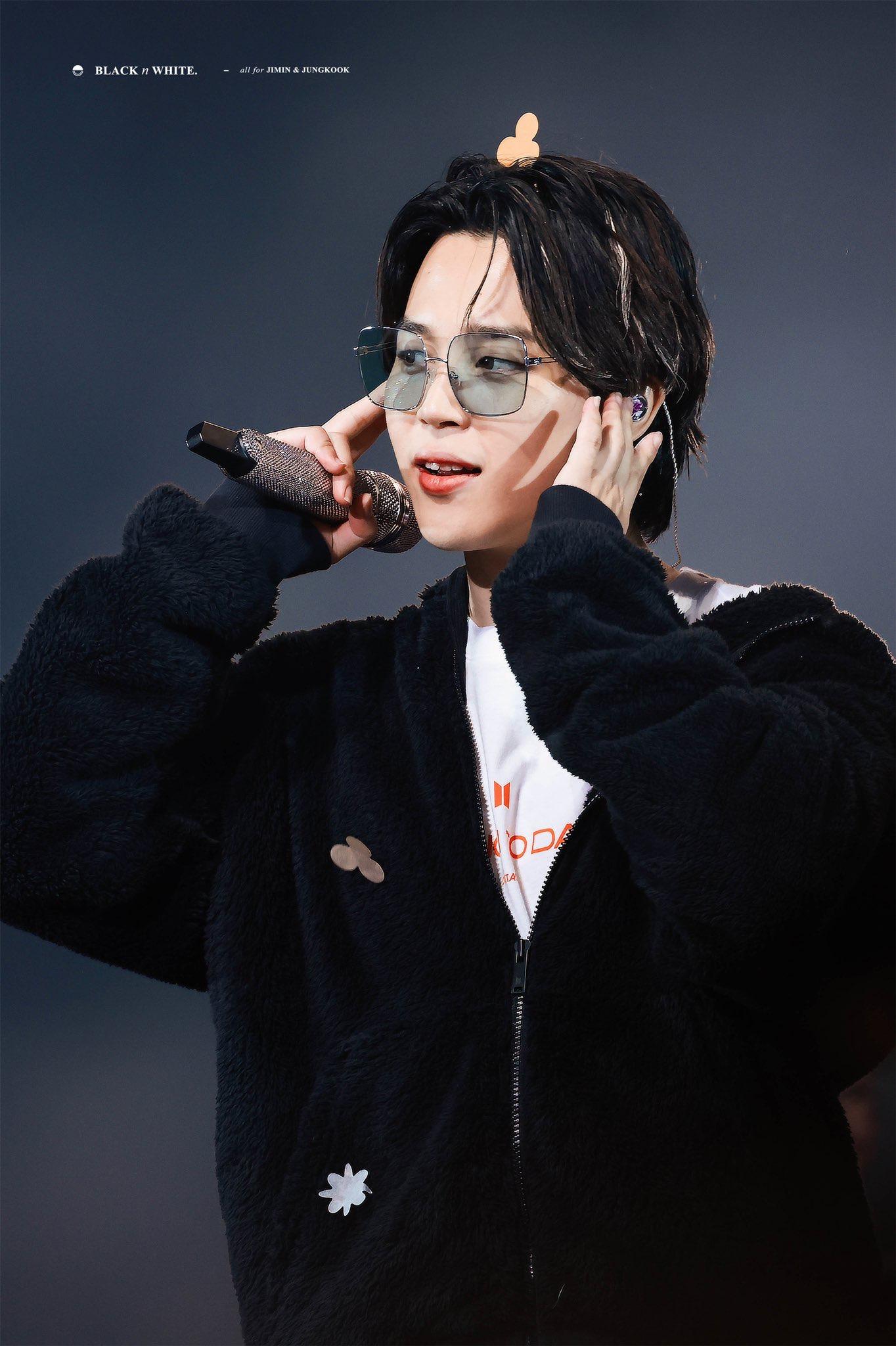 请问有朴智旻近期黑发白发挑染的图吗