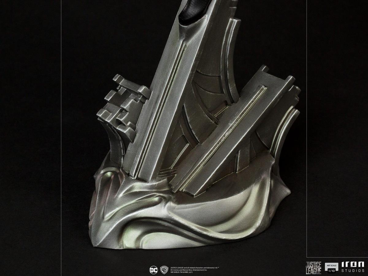 脚下的地台很有氪星飞船风格,流线形元素和扎导剪辑版中超人在飞船内