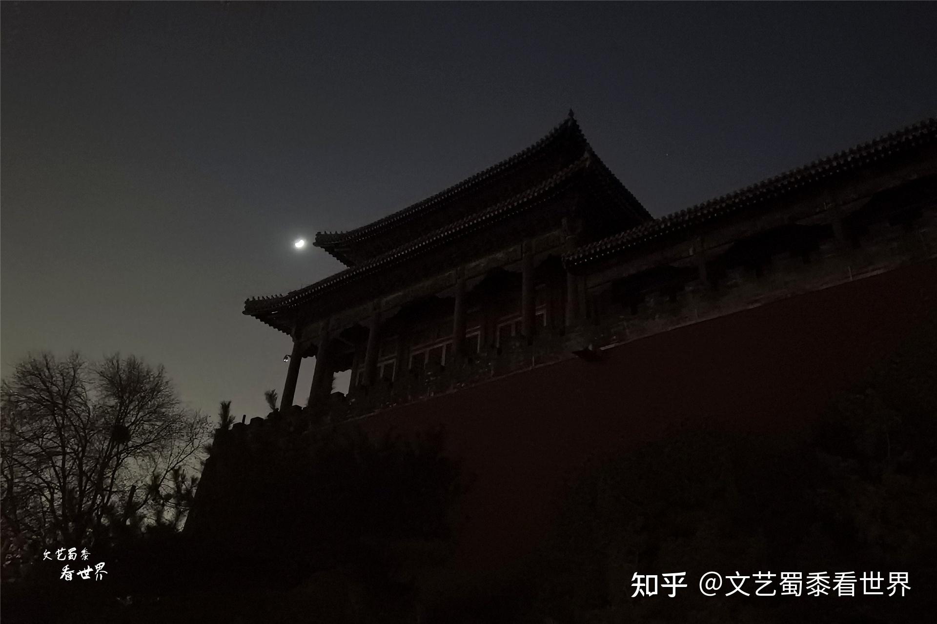 北京故宫晚5点关门夜里它会阴森寂静吗事实是人来人往很热闹