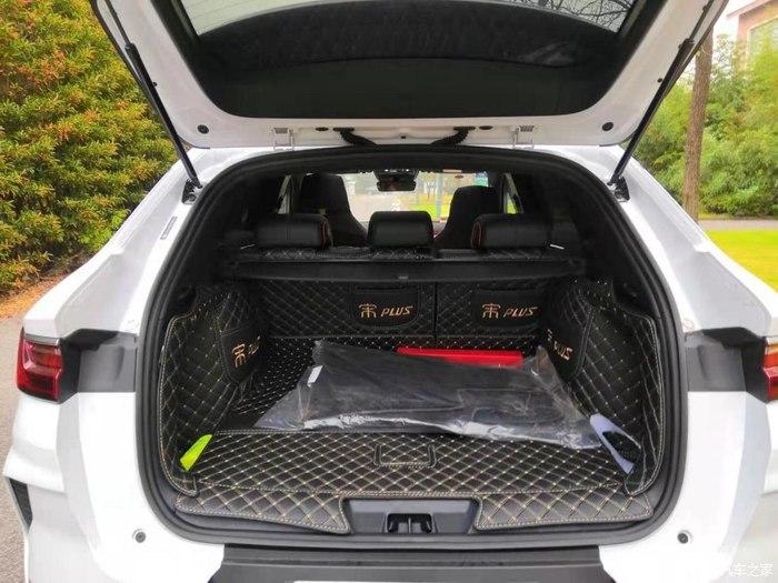 还有宽大的后备箱,上次帮朋友搬家,宋plus可以装下4个21寸的行李箱