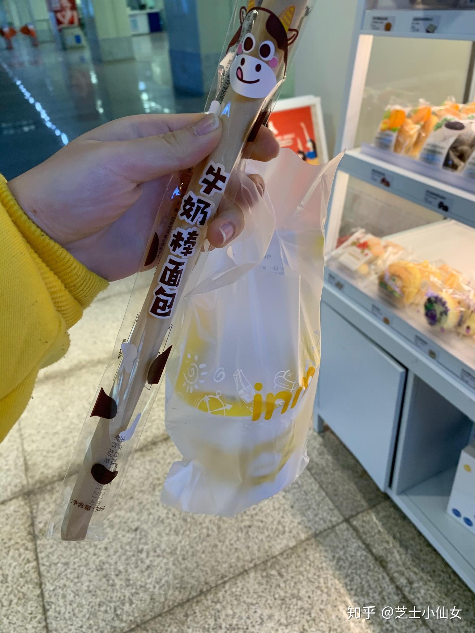 下午不到四点:一鸣芦荟酸奶 牛奶面包棒 一个苹果 麻辣鸡丝软包中午快