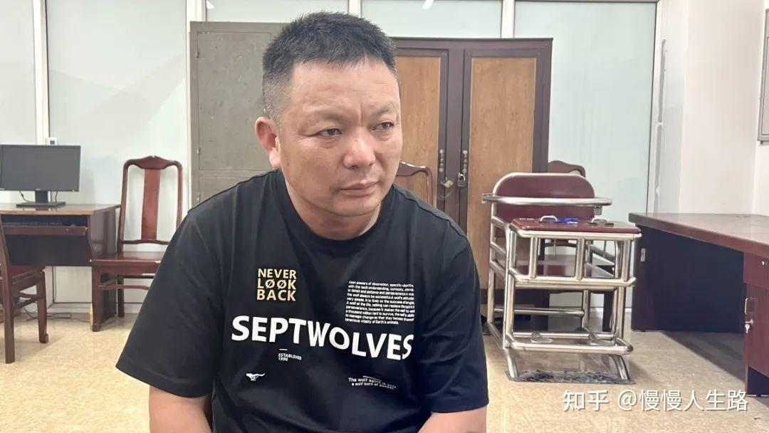 图为被黄林中在顺化盗窃金项链 被警方逮捕时的场景(跟释放时穿的服装