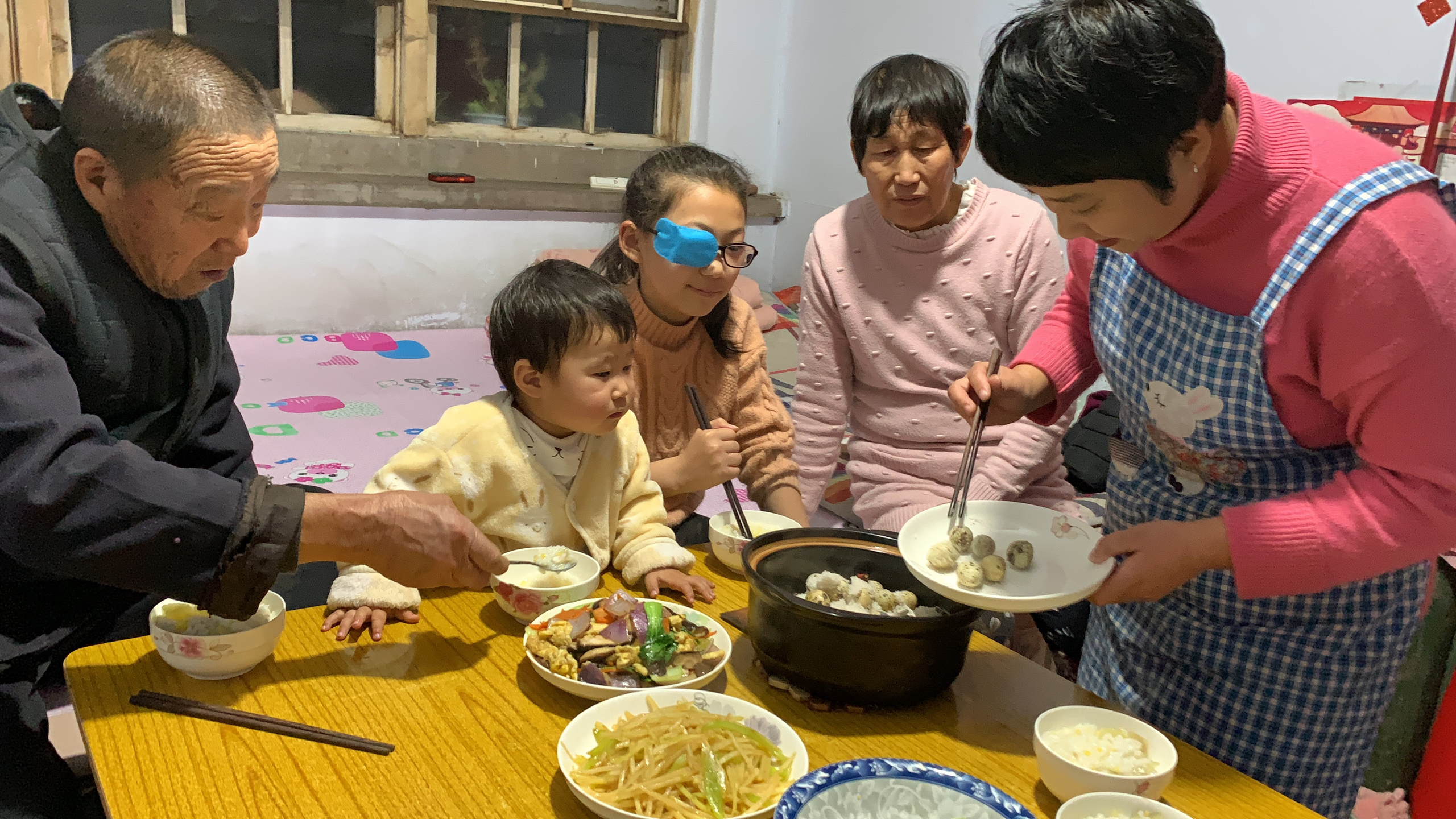 大姑姐回家看弟妹做了什么好吃的满满一大桌有说有笑好开心