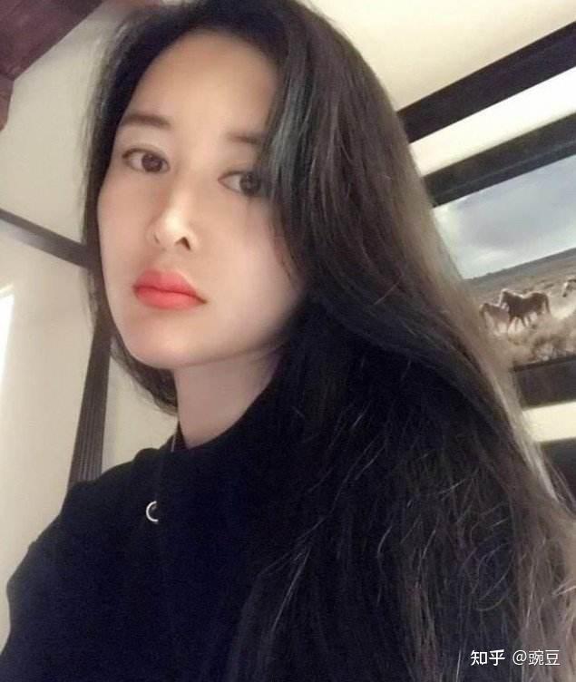 71岁张纪中与娇妻疑补办婚礼女方冒死生三胎被嘲老韵男方怼网友护妻成