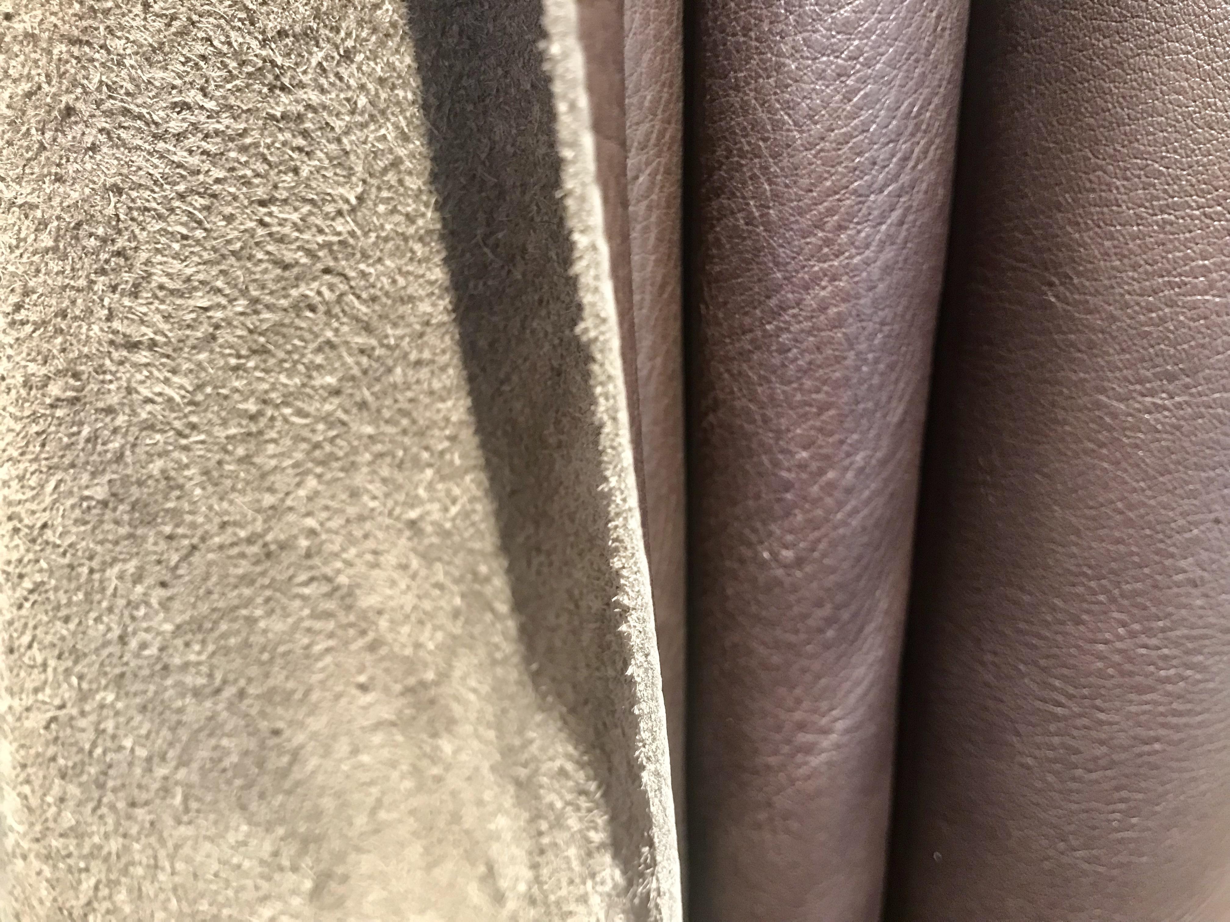 第一招观察:首先观察外表,真皮皮面革有较清晰的毛孔,其形状是不规则