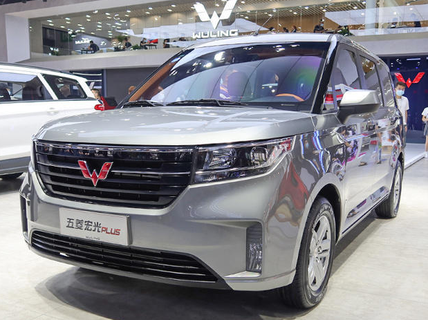 全新五菱宏光plus四座版正式亮相成都车展,配公务舱座椅