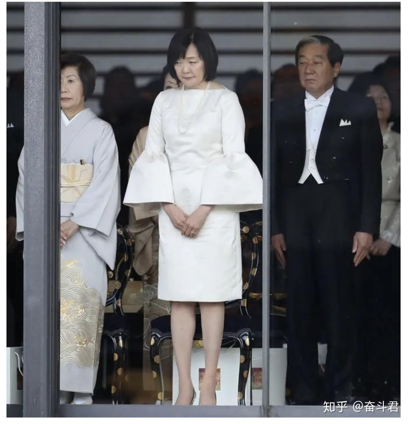 穿和服的女性中间,安倍昭惠夸张的袖子和露出来的小腿显得格外扎眼