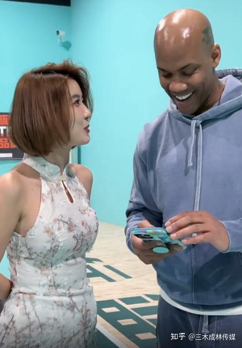 网红聂小雨和黑人拍视频穿旗袍去球场网友别丢人了