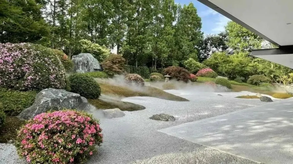 平庭的处理其实很简单,在离人远的一端堆起微地形,然后种上苔藓或者