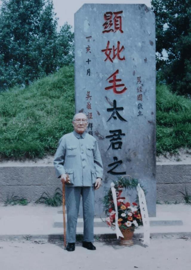 (图:1987年6月屈武祭扫蒋经国生母墓时留影)(本文是万象历史·人物