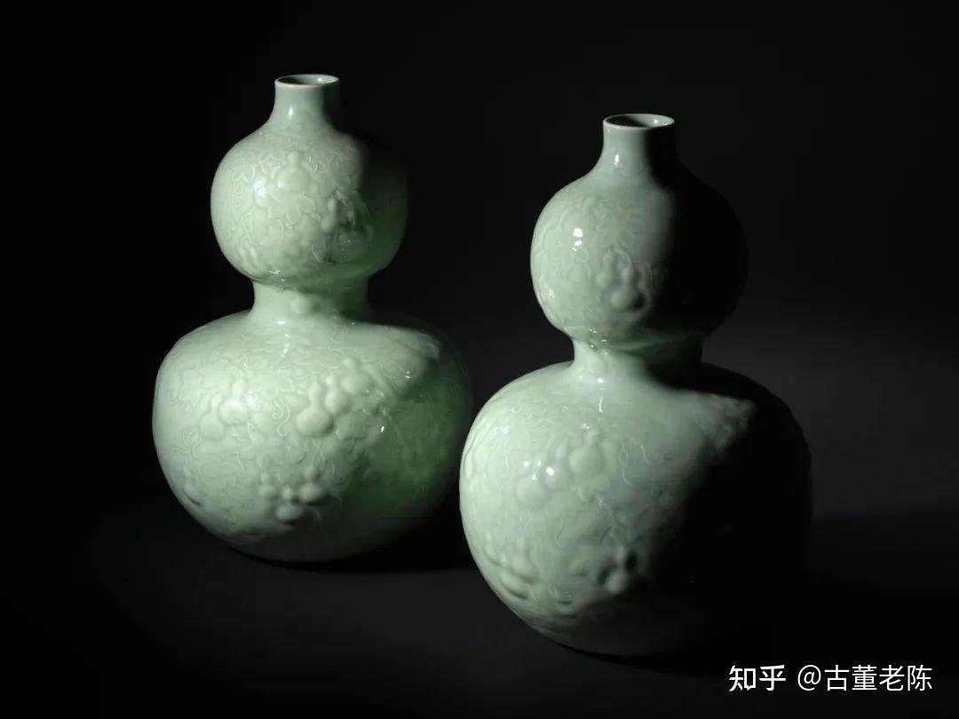 中国清代 乾隆年製款 藍釉金彩 葫蘆形賞瓶（荷花・寿字吉祥紋）中国古