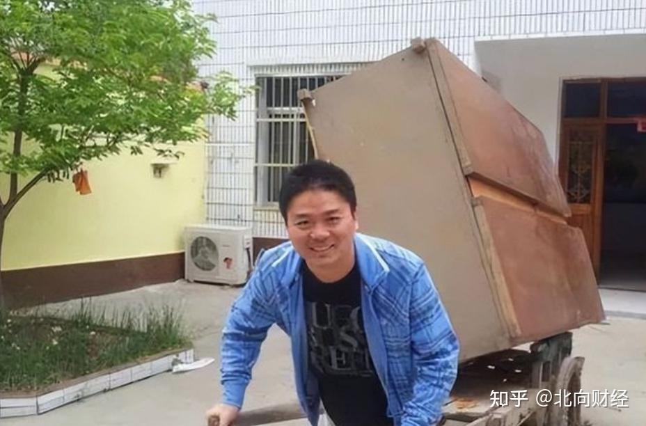 刘强东春节给村民发年货给员工涨薪不愧是大强子