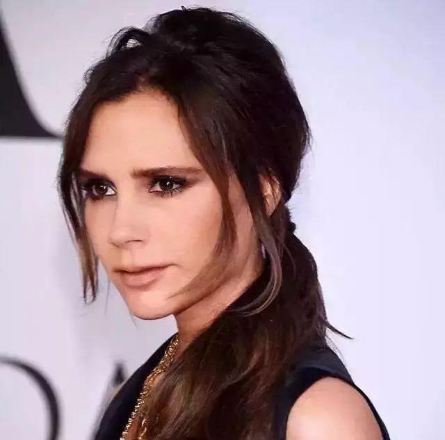 要说时下最火的发型,非"鸡窝头"莫属.