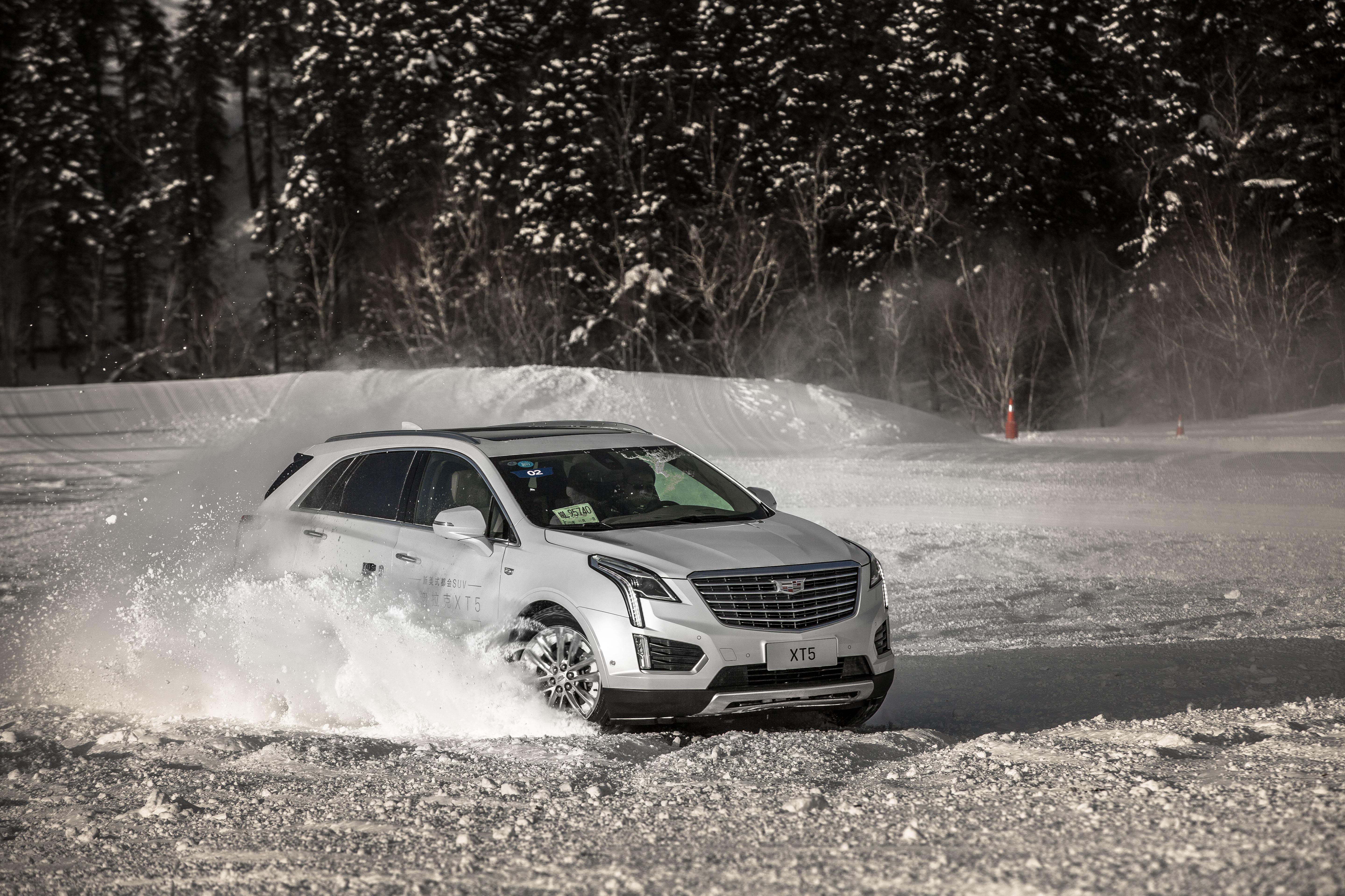 这里不谈滑雪,不谈严寒,不谈风月,专门聊聊凯迪拉克xt5这款车.