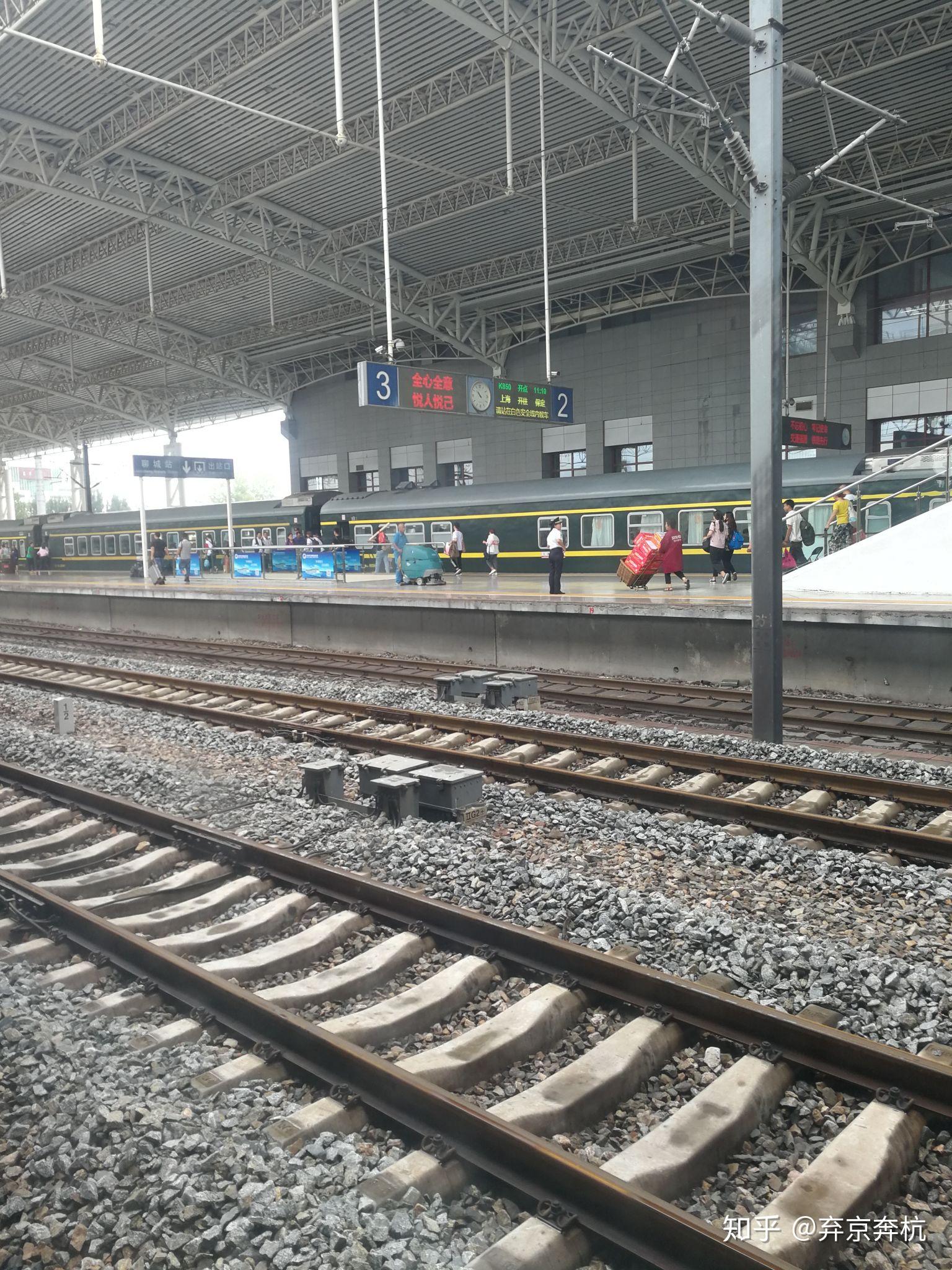 10点58分,z308出站.离开聊城站的列车依旧没能摆脱限速的命运.