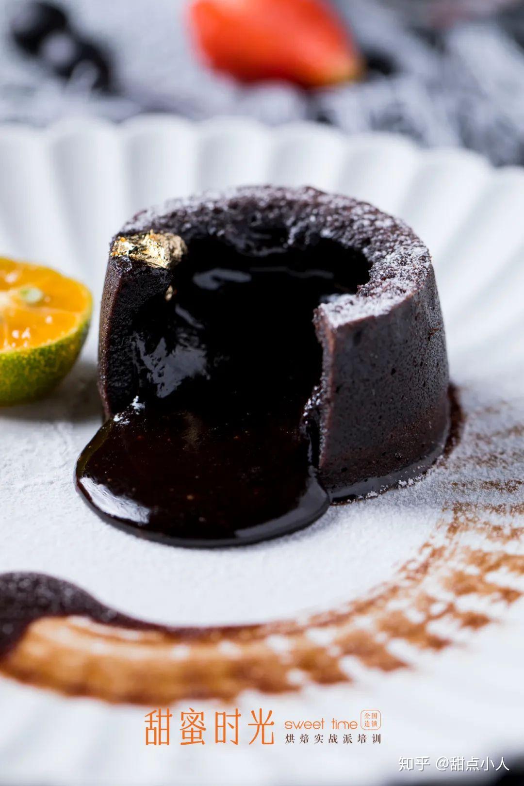 风靡国内外的巧克力熔岩蛋糕配方一刀切开浓香爆浆满满甜蜜好心情