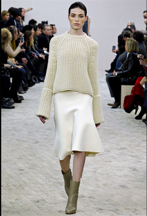 我想最浪漫的事,就是冬天穿上白色毛衣