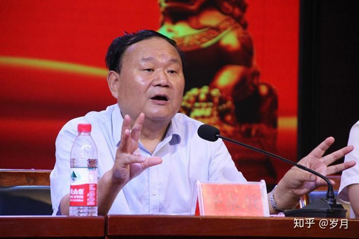 仪式第一项,由教师培训学校副校长段斌宣布第四期教师培训课程安排