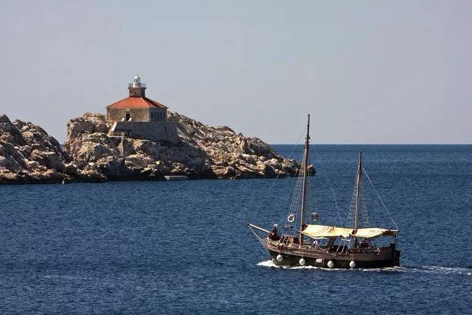 位于肯尼亚和坦桑尼亚之间的彭巴海峡是能捕获大量长嘴鱼,剑鱼,军曹鱼