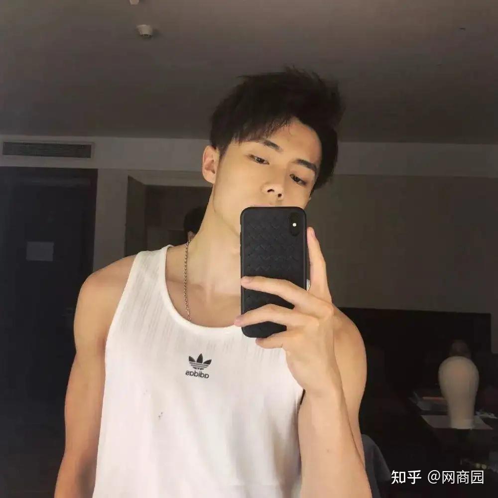 男粉比女粉还多的演员翟子路,潮男穿搭新晋模板!