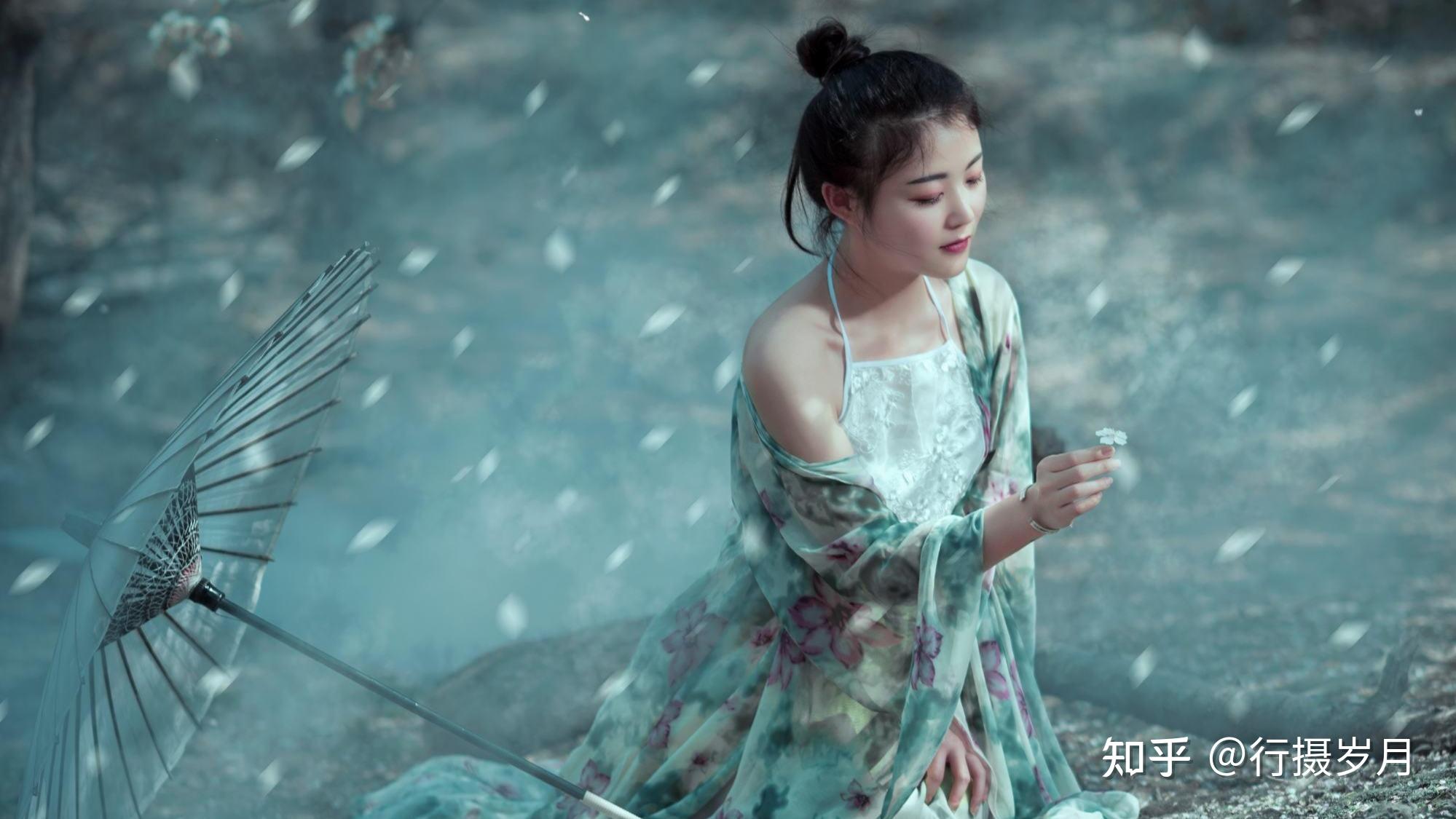 柳瘦花残春事深,池凉烟寒笼天明.三秋桂子秋风落,菊花台上闻飘