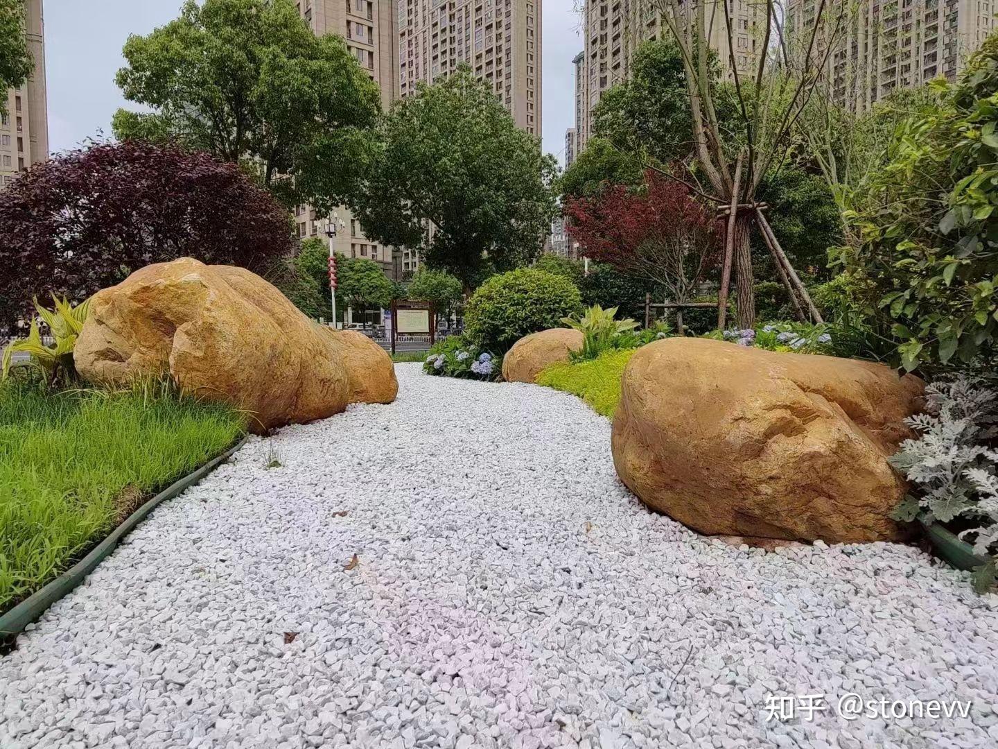 楼盘绿化区的石头装饰 - 知乎