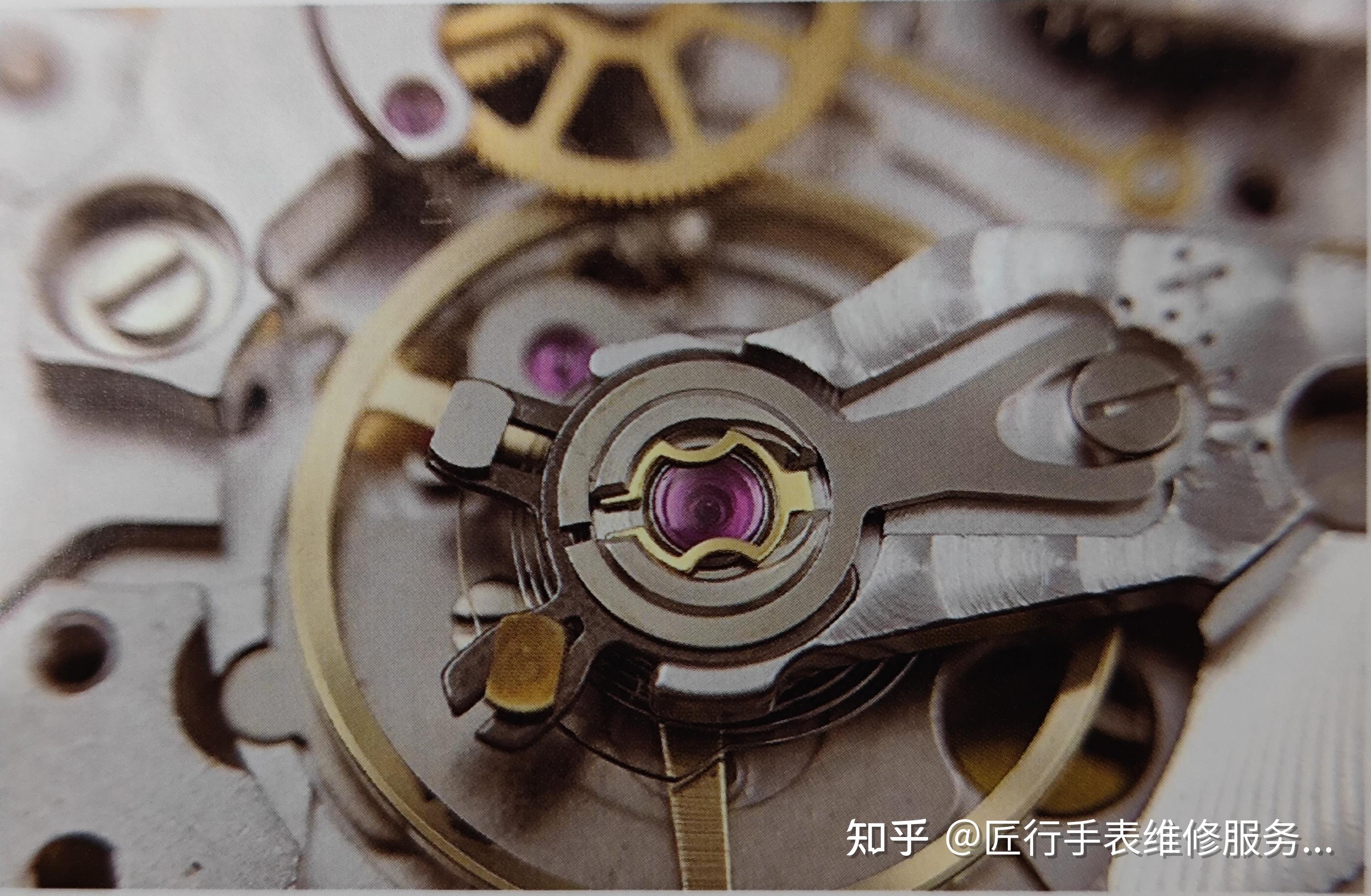 调节快慢的桩叫做游丝卡子,快慢针式是形态最简单的(如下图),精密些的