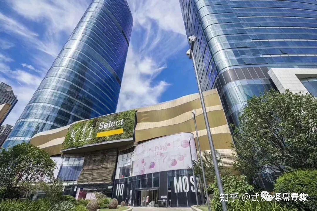 但现在不一样了,除了光谷广场外,还有光谷世界城,光谷国际广场,光谷