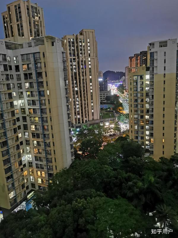 如果建筑物只有地上,计容建筑面积、占地面积和净用地面积之间的关系是什么?