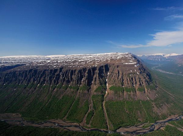 西伯利亚溢流玄武岩被流水侵蚀形成的平顶山