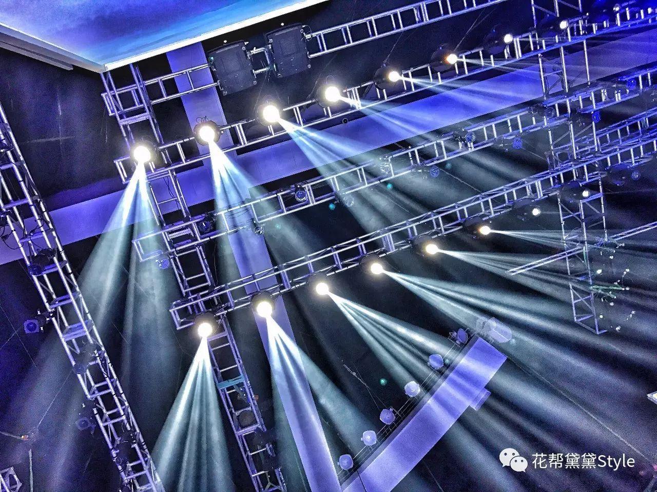 y字型的环形t台创造了360度空间,多重视觉变幻把虚拟空间和现实完美