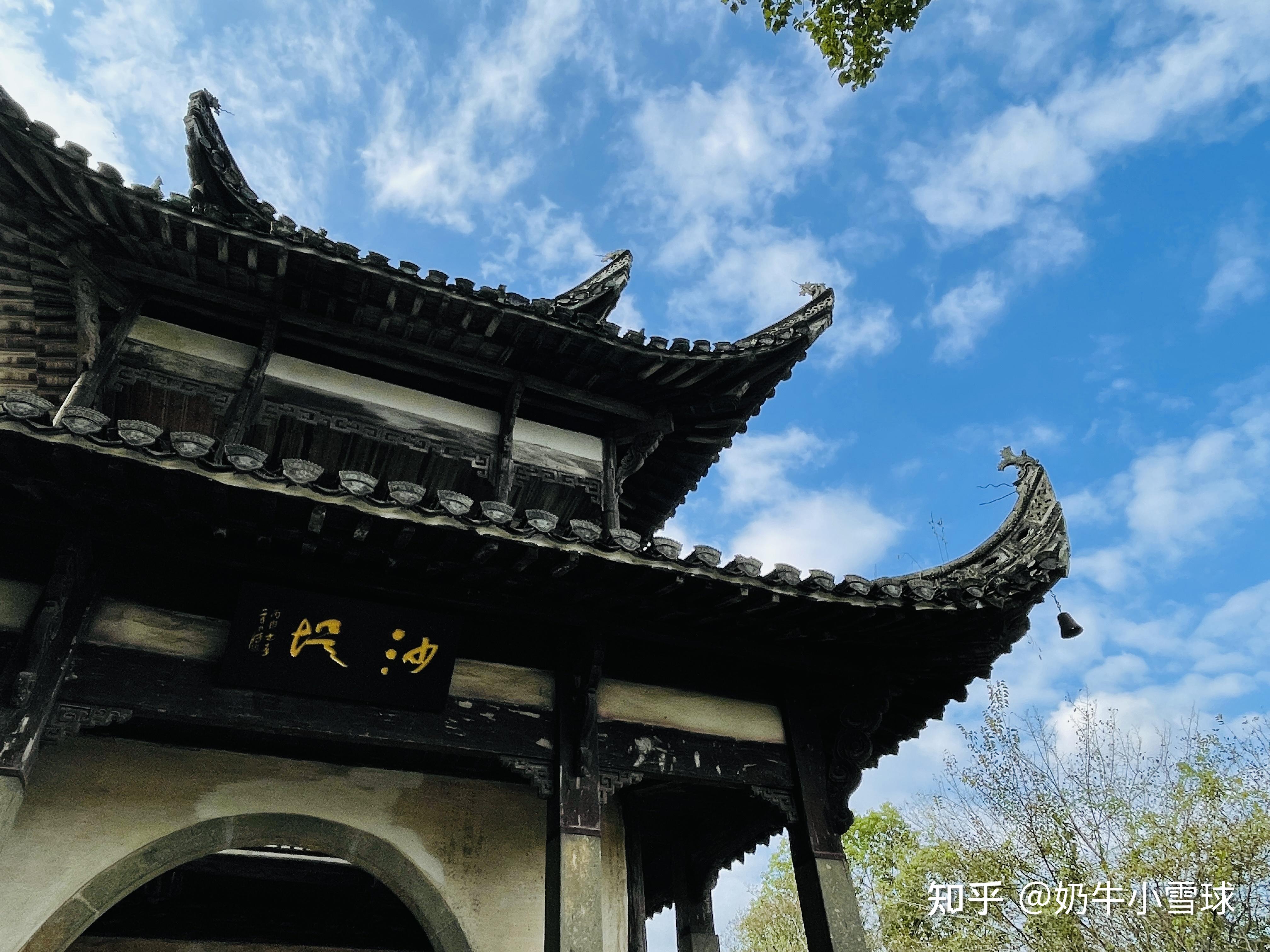 游客可以乘坐徽州8路公交车在牌楼站,唐模村站或八角亭站等站点下车