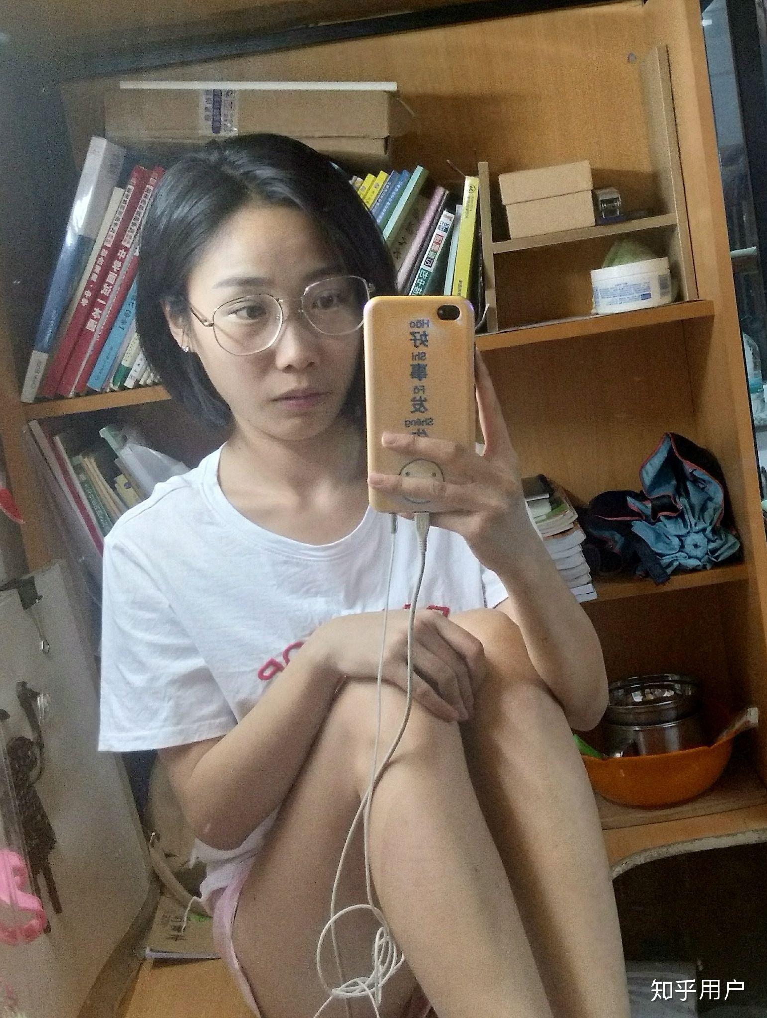 照片和镜子中的自己哪个更接近真实中的自己?