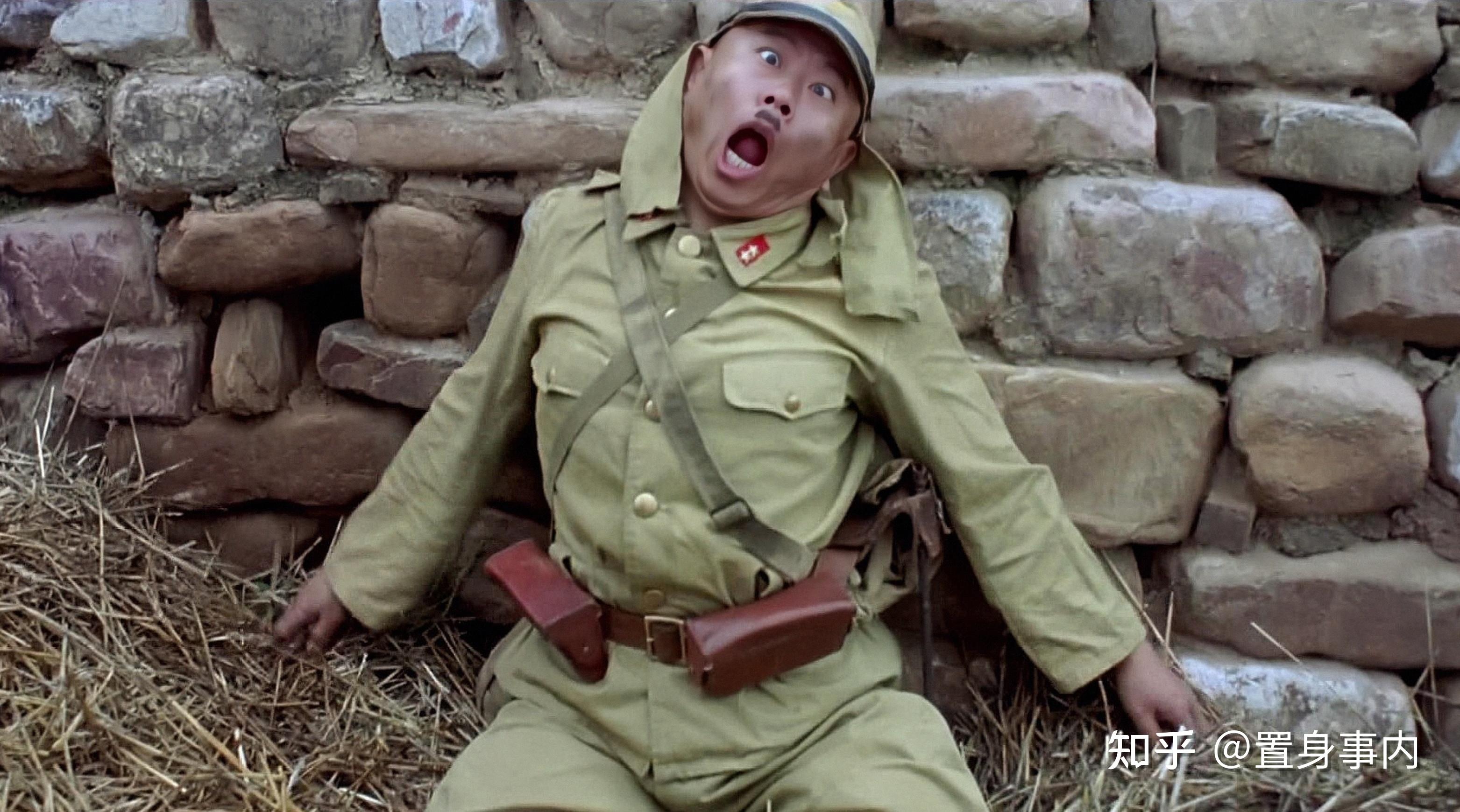 当时一部名为《举起手来》的抗战电影上映,这部由潘长江,郭达,刘小微