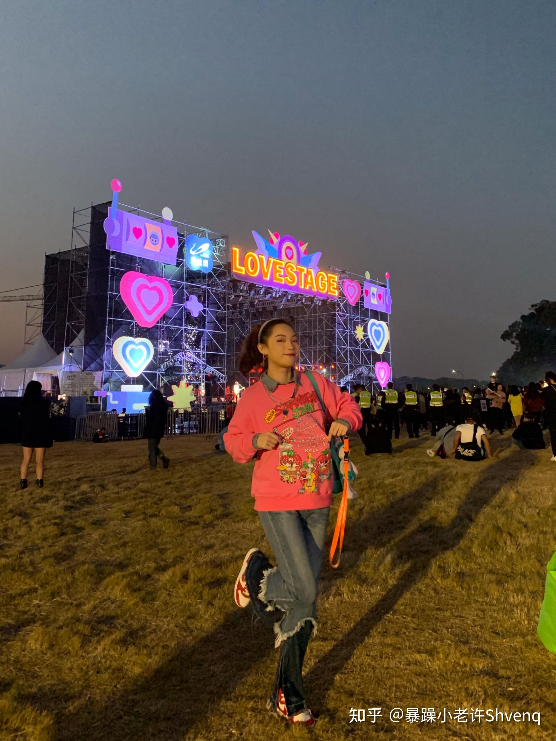 打卡草莓音乐节并附上穿搭拍照攻略