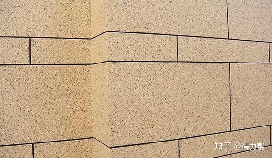 先用抗碱封闭底漆或墙面处理剂封底一遍,干透后再用专用喷枪涂真石漆