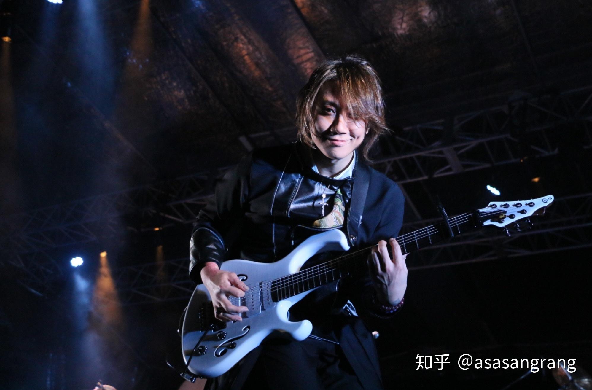 对不起町屋(まちや) - 吉他/副主唱和乐器乐队正是因为每个成员都极具