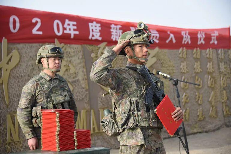 雷神突击队为每名新入队队员颁