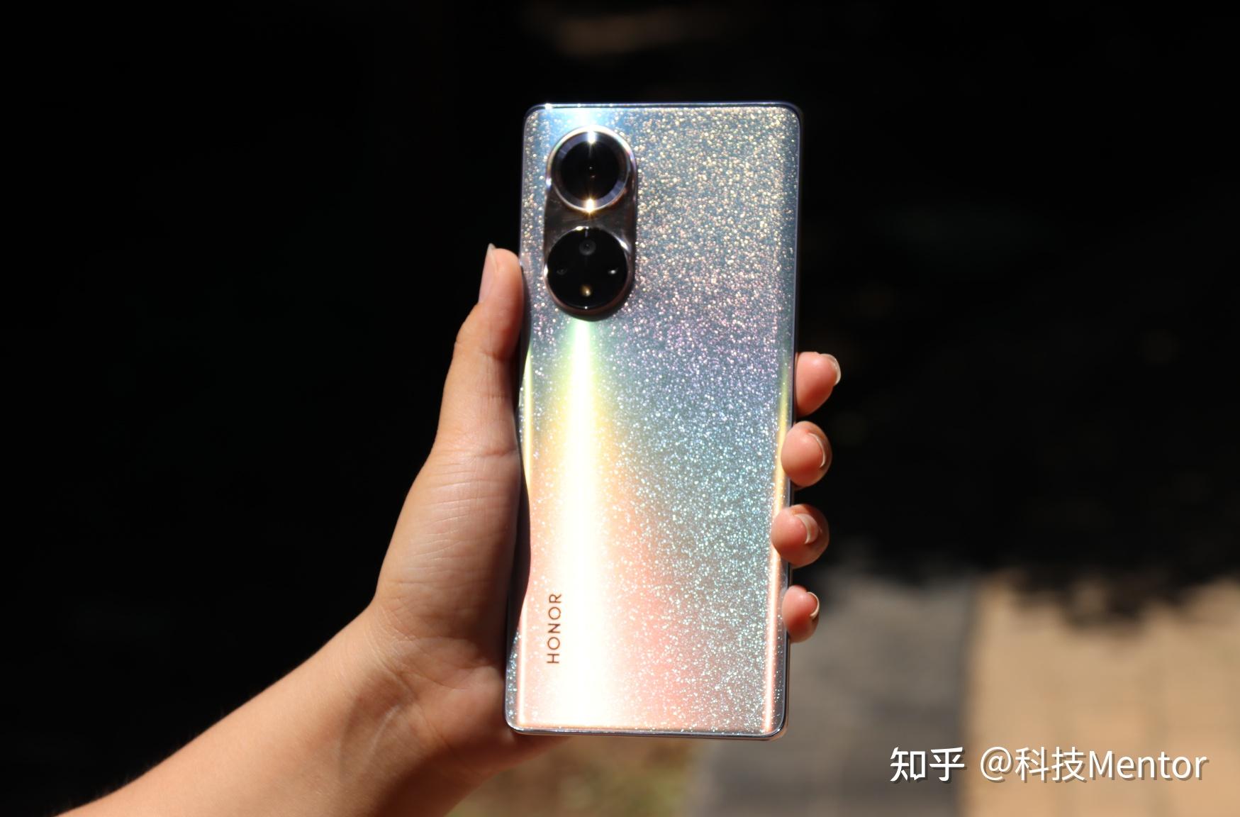 荣耀50同样是一款曲面屏手机,这款手机真的是颜值高,口碑好,该机一度