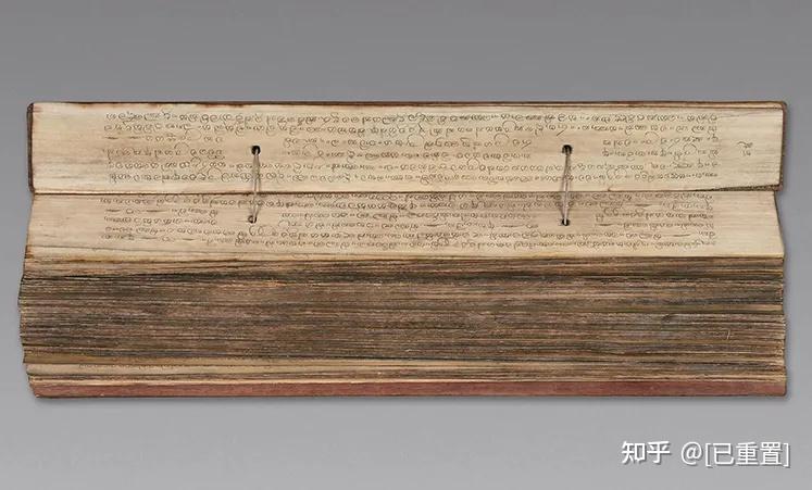 把文字写在狭长的木片上,称为木简,写在竹片上称为竹简,统称为简,就