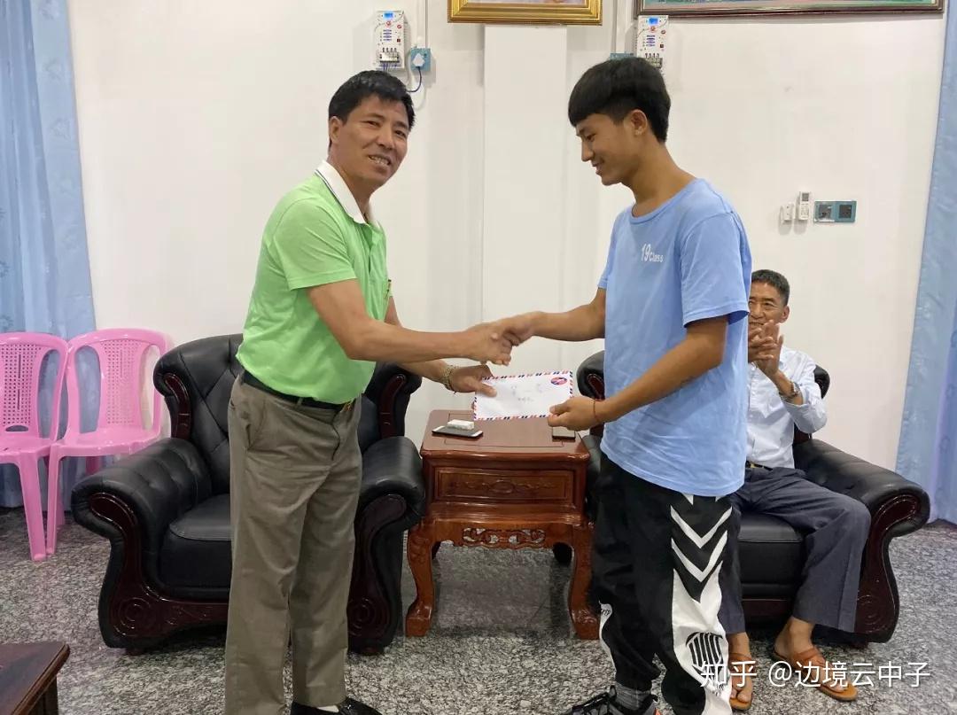 刘正祥委员前往曼德勒云华师范向果敢学子颁发奖学金