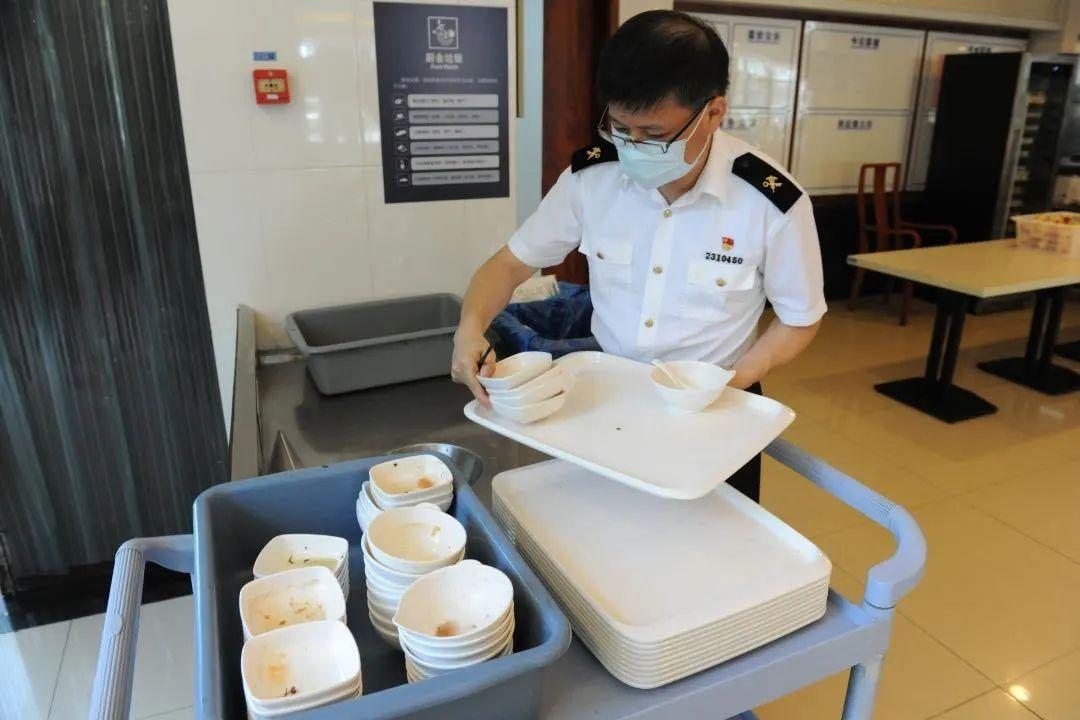 以苏州海关为例,食堂将午间工作餐由原来的自助餐形式改为服务员打餐