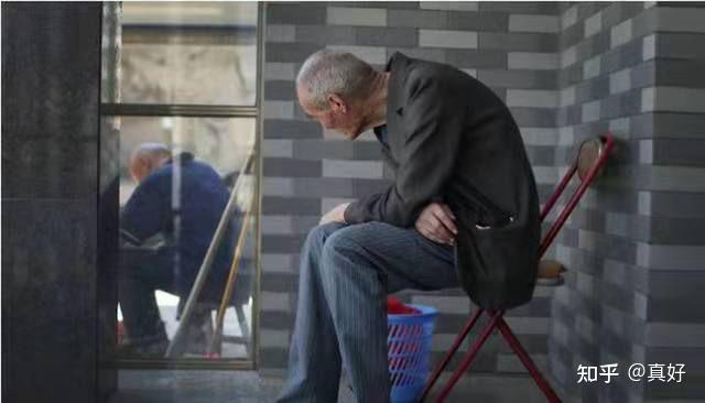 人却塌在轮椅里,看着心里真不是滋味,以至于我心里怀疑老王头是不是一