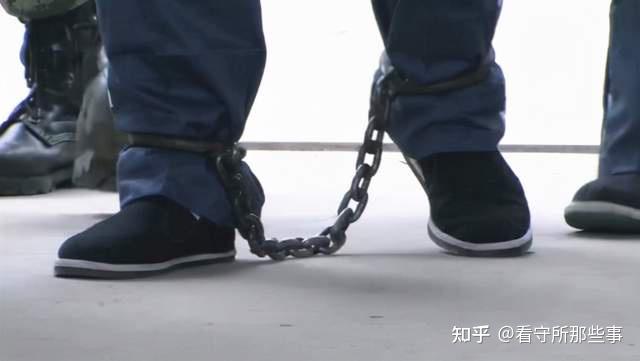 警绳约束嫌疑人图片